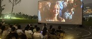 （中日韩欧美性爱视频免费看转载）成都秋夜“新耍法”：到公园看坝坝电影